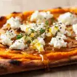 Kürbis-Flammkuchen mit Ziegenkäse - featured image